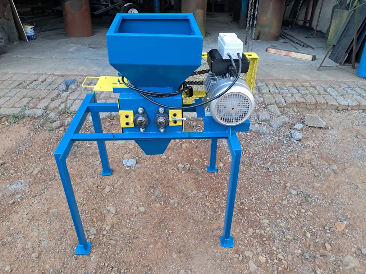 Inkunzi Agri roller mill with electric motor, hopper and steel stand